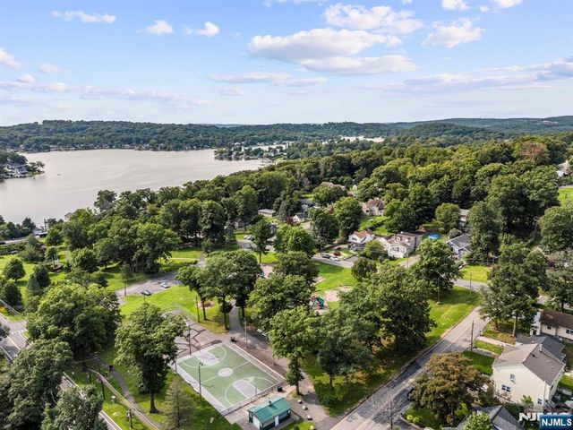 20 Shawnee Road, Hopatcong, NJ 07843