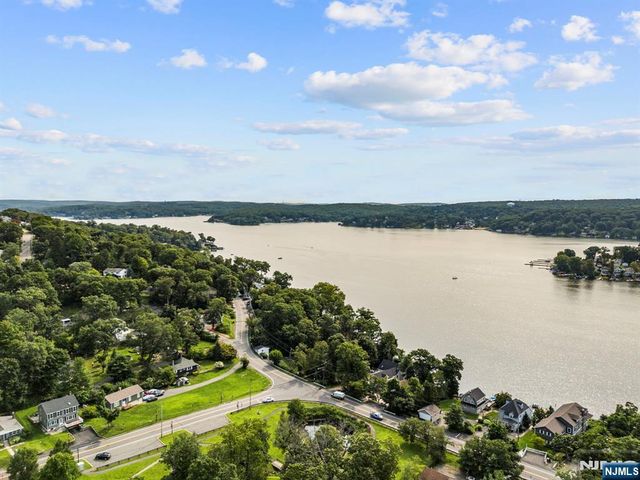 20 Shawnee Road, Hopatcong, NJ 07843