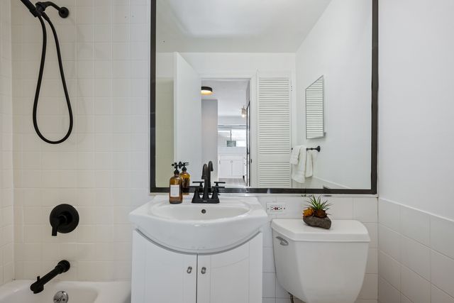 8888 Steven Drive 1H, Des Plaines, IL 60016