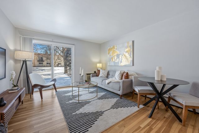 8888 Steven Drive 1H, Des Plaines, IL 60016