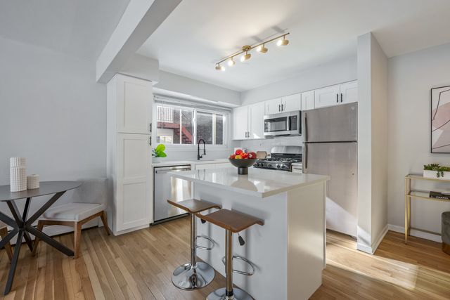 8888 Steven Drive 1H, Des Plaines, IL 60016