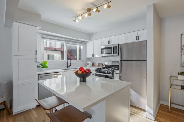 8888 Steven Drive 1H, Des Plaines, IL 60016