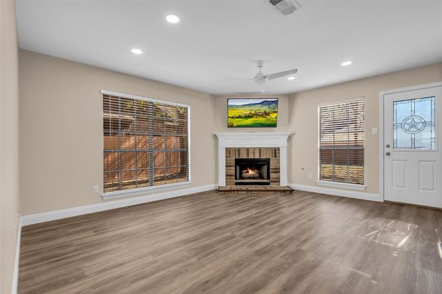 6 Dusky Meadow Place, The Woodlands, TX 77381