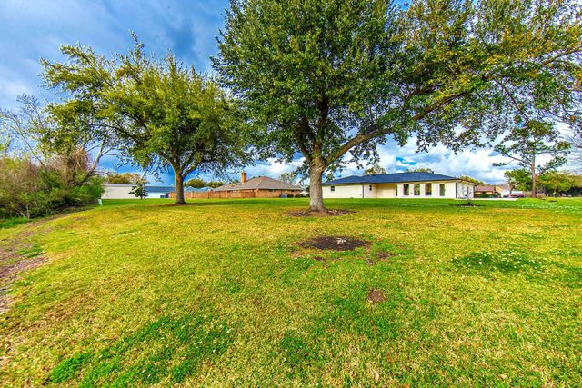 3916 Benton Dr, Bourg, LA 70343