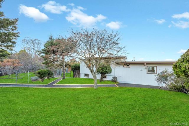 2 Dolphin Way, Riverhead, NY 11901