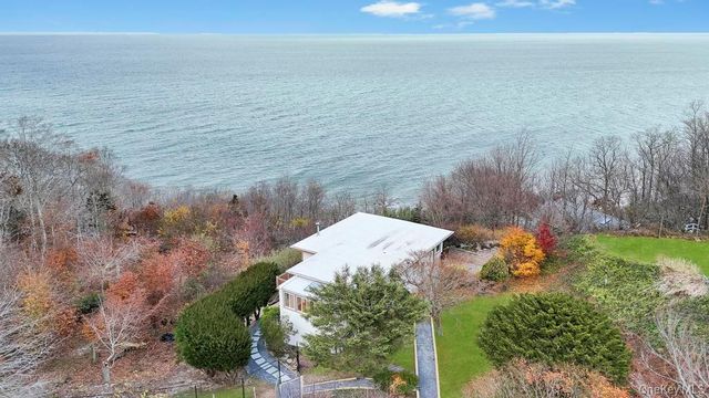 2 Dolphin Way, Riverhead, NY 11901