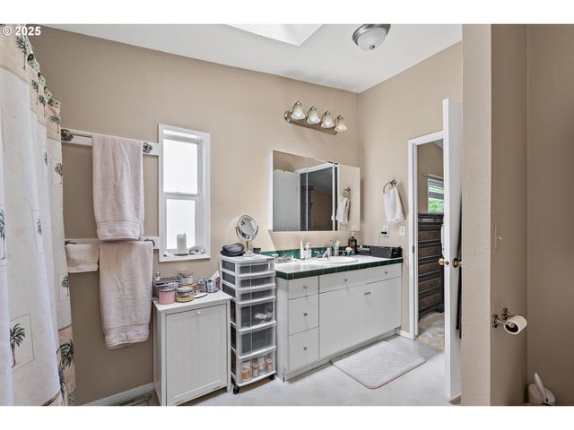 17969 S GRANT Dr, Oregon City, OR 97045