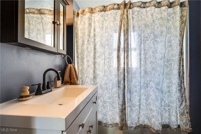 3076 N Turkeyfoot Road, Akron, OH 44319