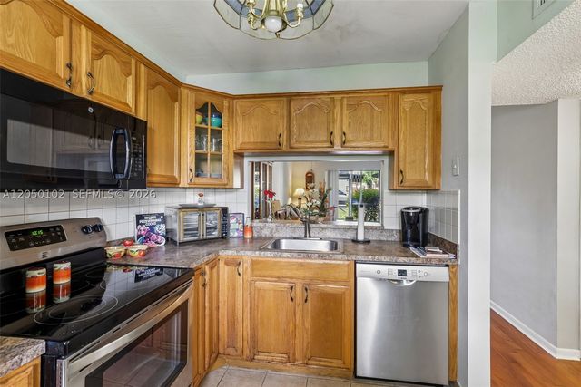 7094 Golf Colony Ct 104, Lake Worth, FL 33467