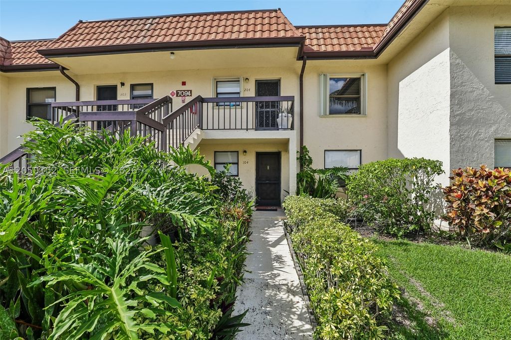7094 Golf Colony Ct 104, Lake Worth, FL 33467