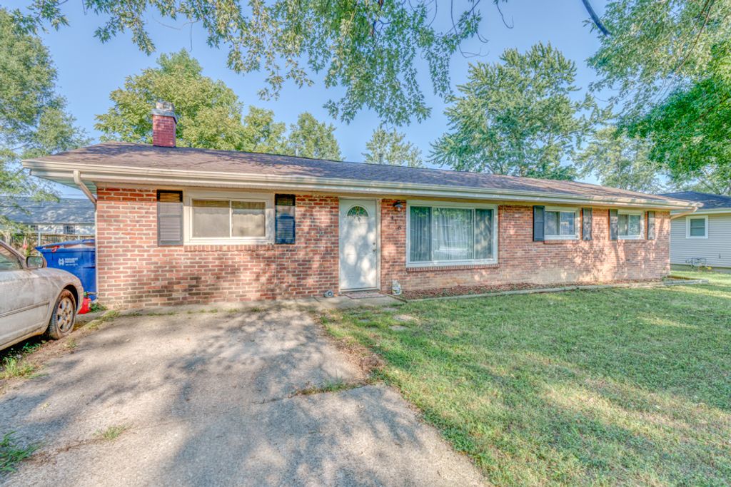 Image 1 of property listing at 418 Marteeny Street, Mt Vernon, IL 62864