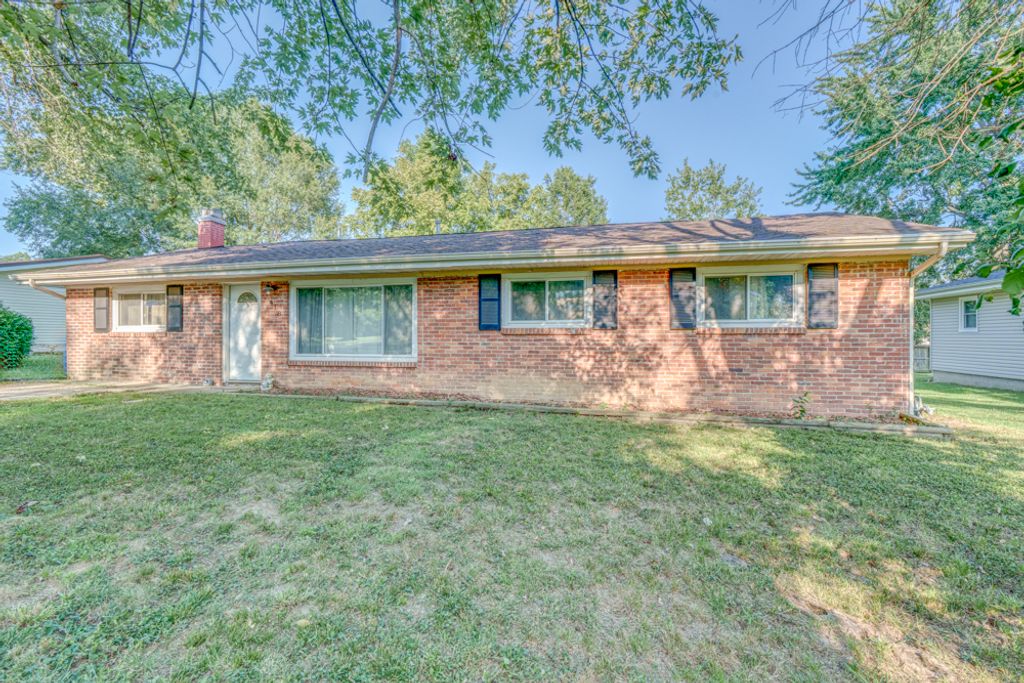 Image 2 of property listing at 418 Marteeny Street, Mt Vernon, IL 62864
