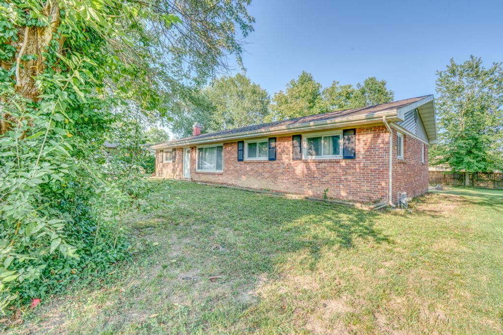 Image 11 of property listing at 418 Marteeny Street, Mt Vernon, IL 62864
