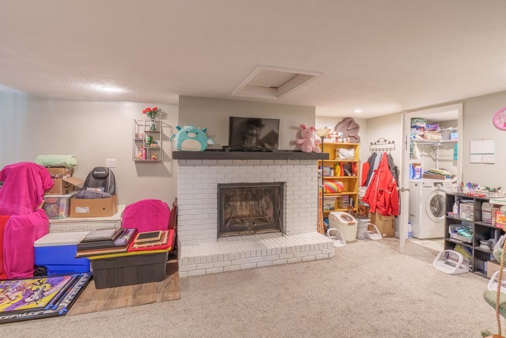 Image 15 of property listing at 418 Marteeny Street, Mt Vernon, IL 62864