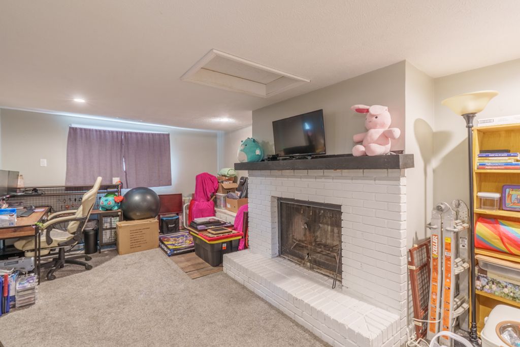 Image 16 of property listing at 418 Marteeny Street, Mt Vernon, IL 62864
