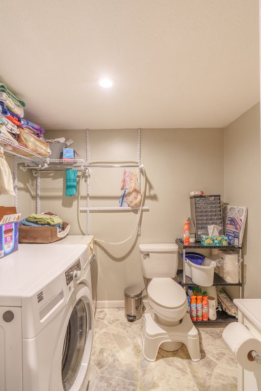 Image 17 of property listing at 418 Marteeny Street, Mt Vernon, IL 62864