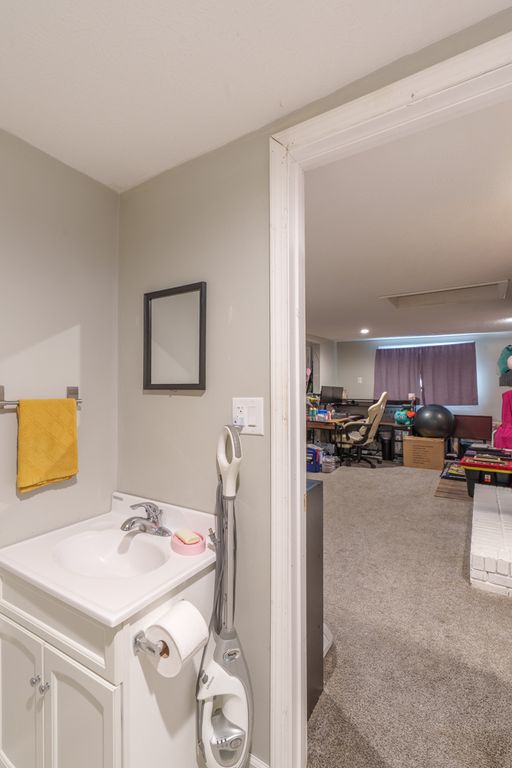 Image 18 of property listing at 418 Marteeny Street, Mt Vernon, IL 62864