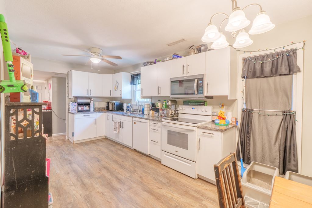 Image 20 of property listing at 418 Marteeny Street, Mt Vernon, IL 62864