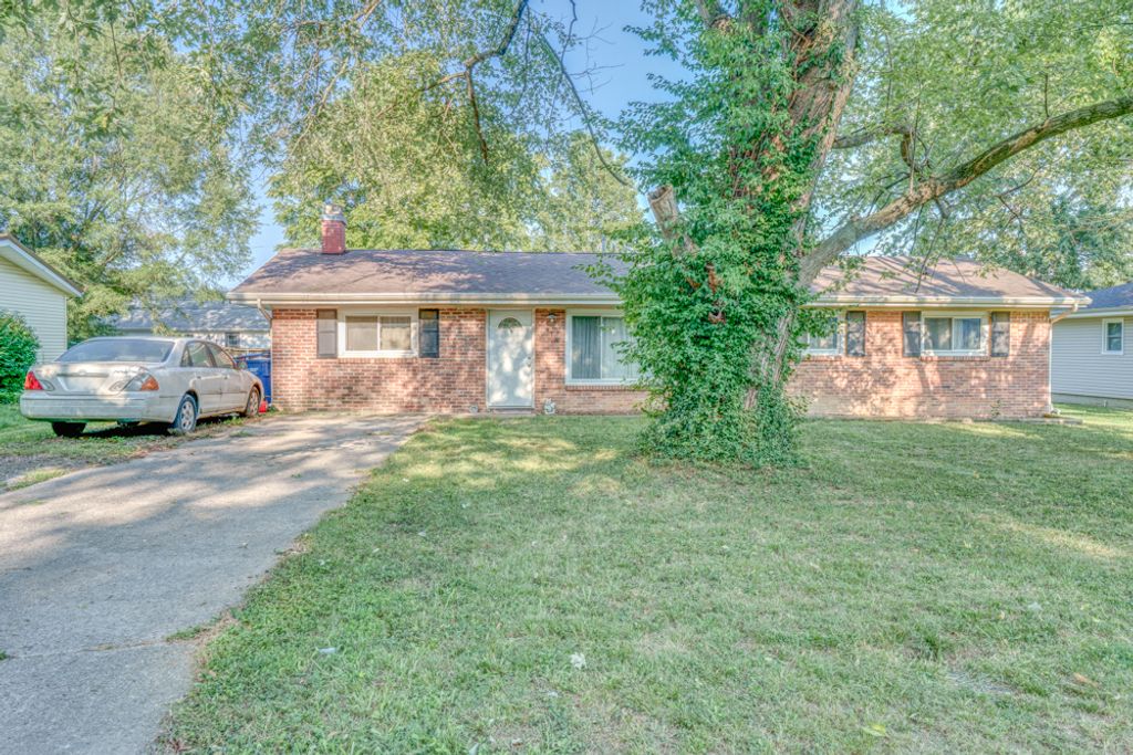 Image 3 of property listing at 418 Marteeny Street, Mt Vernon, IL 62864