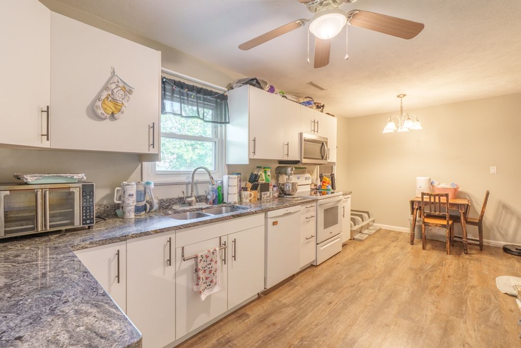 Image 21 of property listing at 418 Marteeny Street, Mt Vernon, IL 62864