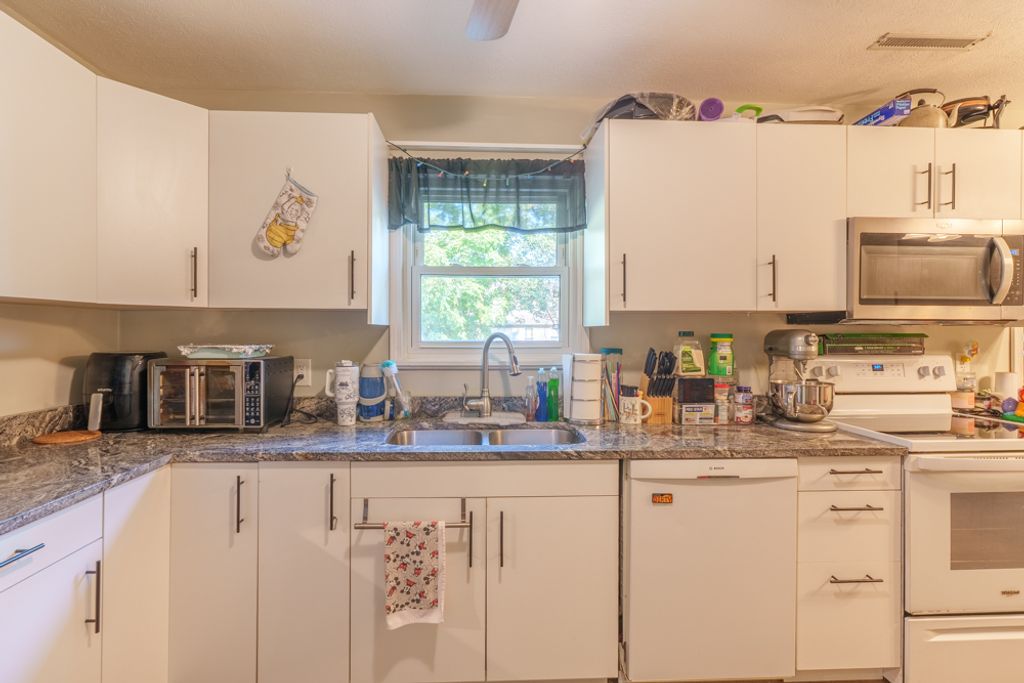 Image 22 of property listing at 418 Marteeny Street, Mt Vernon, IL 62864