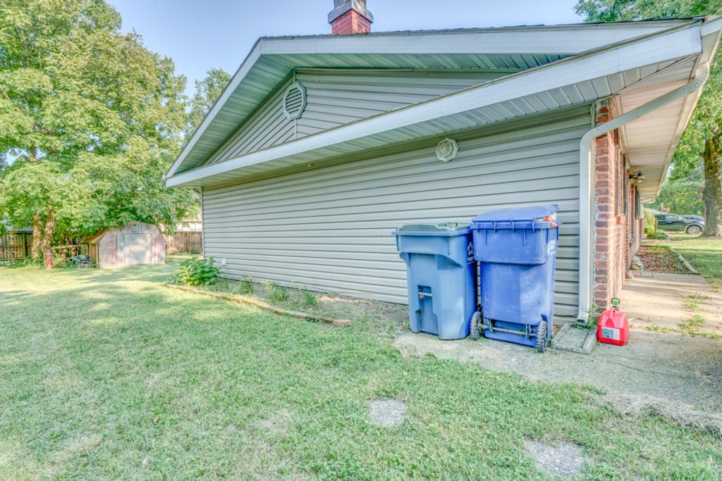 Image 5 of property listing at 418 Marteeny Street, Mt Vernon, IL 62864
