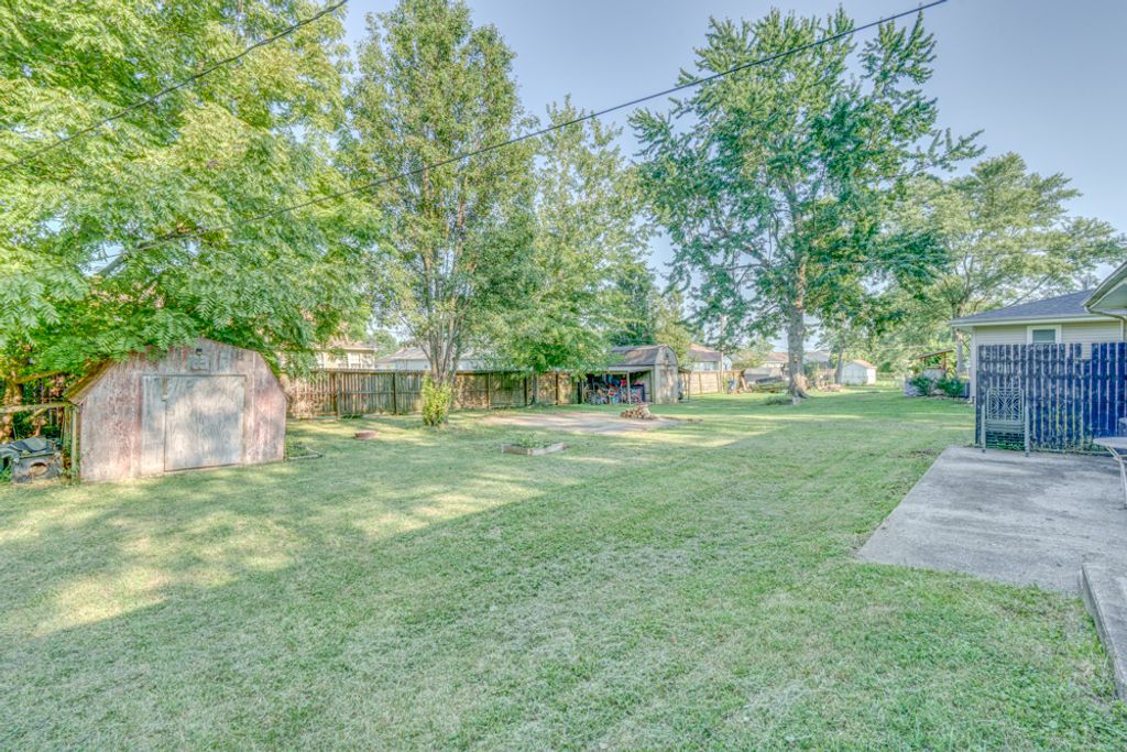 Image 6 of property listing at 418 Marteeny Street, Mt Vernon, IL 62864