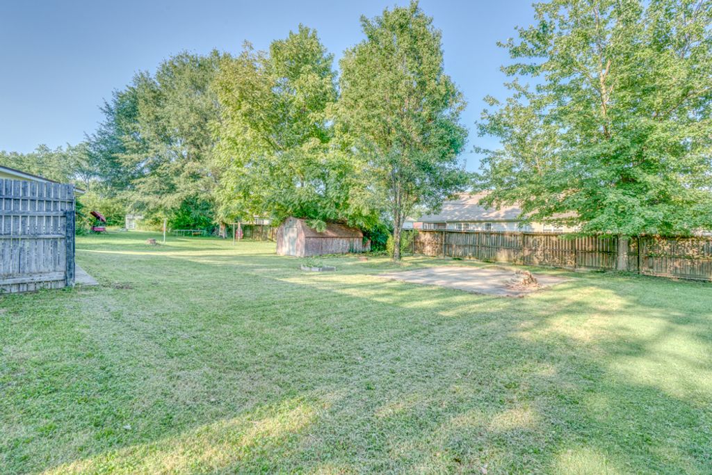 Image 7 of property listing at 418 Marteeny Street, Mt Vernon, IL 62864