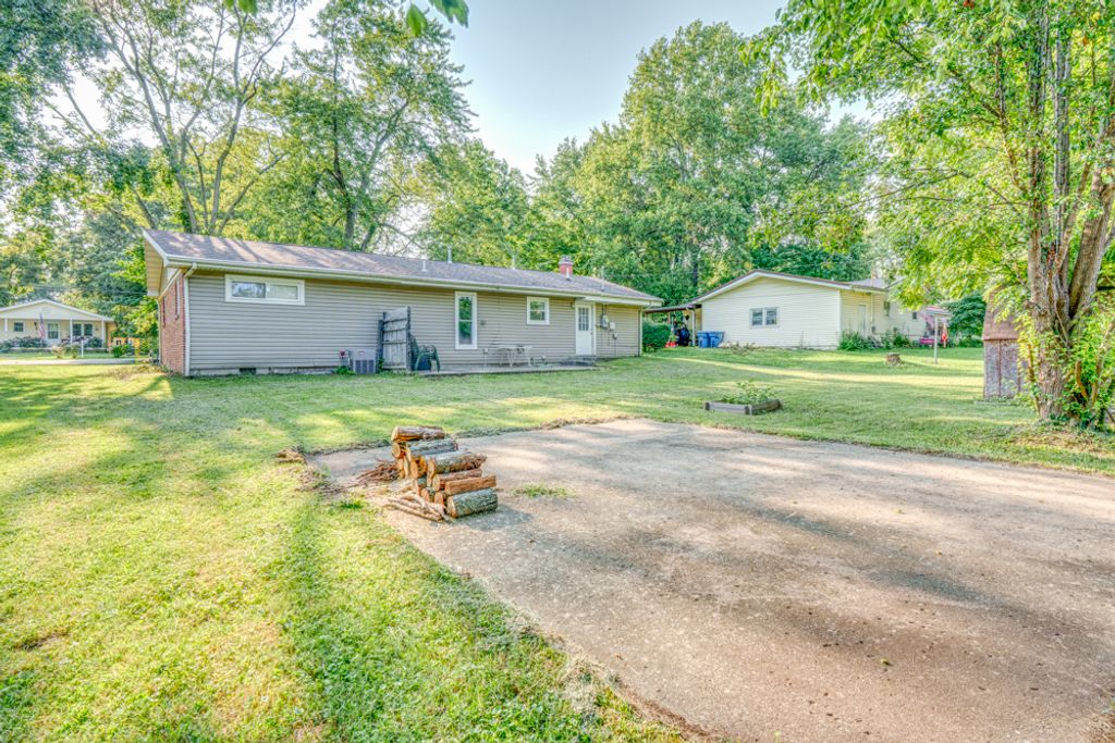 Image 8 of property listing at 418 Marteeny Street, Mt Vernon, IL 62864