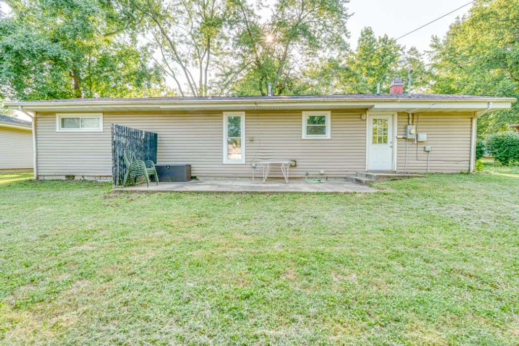 Image 9 of property listing at 418 Marteeny Street, Mt Vernon, IL 62864