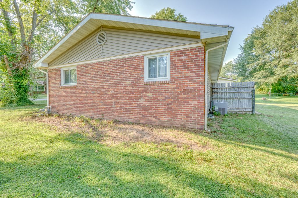 Image 10 of property listing at 418 Marteeny Street, Mt Vernon, IL 62864