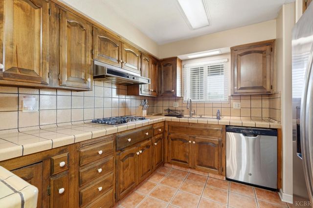 975 Salem Drive, Hanford, CA 93230