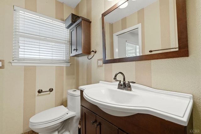 975 Salem Drive, Hanford, CA 93230