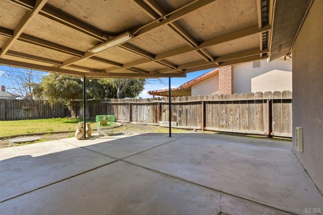 975 Salem Drive, Hanford, CA 93230