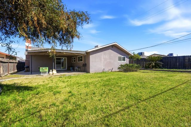 975 Salem Drive, Hanford, CA 93230