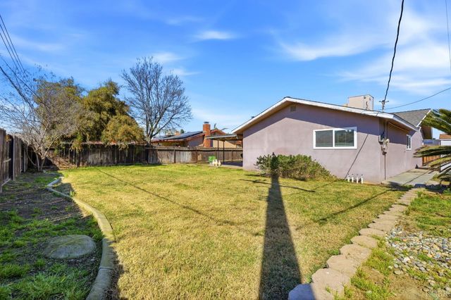 975 Salem Drive, Hanford, CA 93230