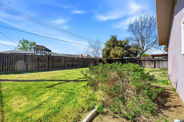 975 Salem Drive, Hanford, CA 93230