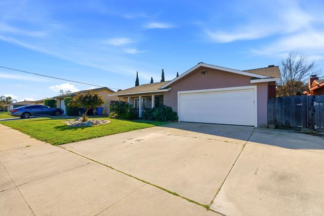 975 Salem Drive, Hanford, CA 93230
