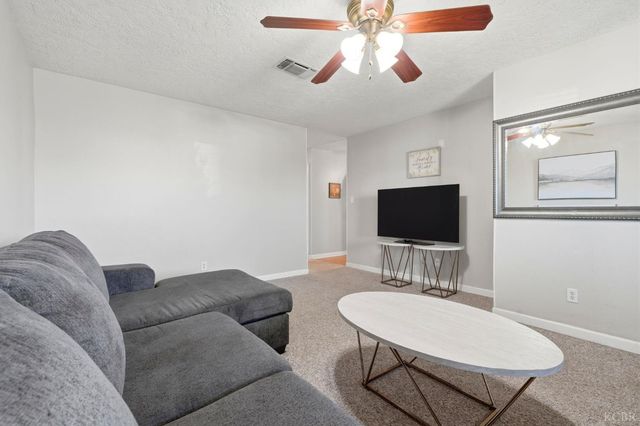 975 Salem Drive, Hanford, CA 93230