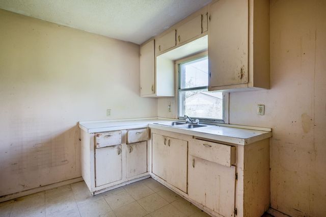 2054 N Piatt, Wichita, KS 67214