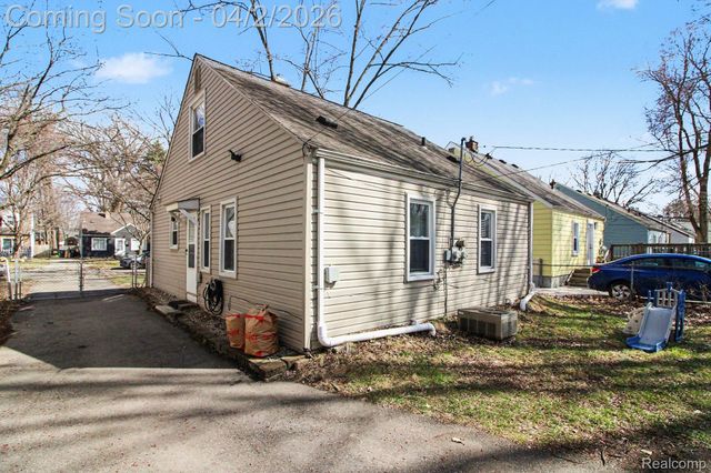 24341 Parklawn Street, Oak Park, MI 48237