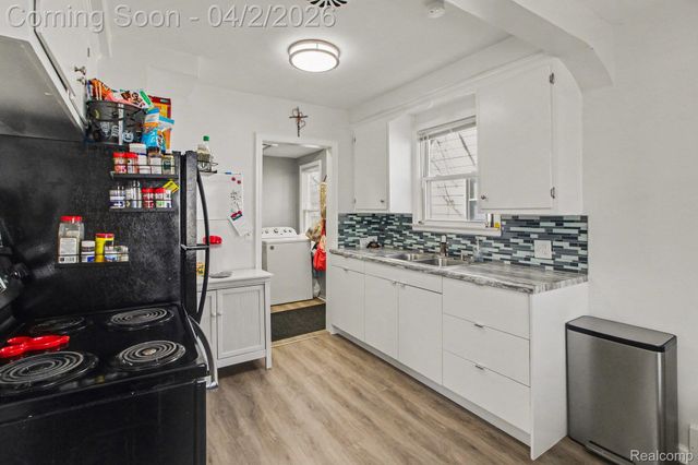 24341 Parklawn Street, Oak Park, MI 48237