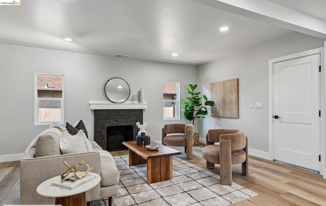 7807 7807 Outlook Ave, Oakland, CA 94605