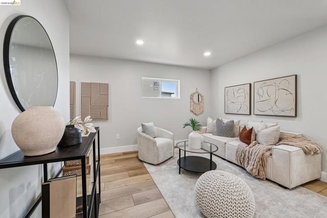 7807 7807 Outlook Ave, Oakland, CA 94605