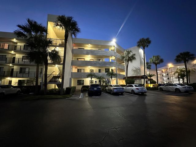 3138 Via Poinciana 317, Lake Worth, FL 33467