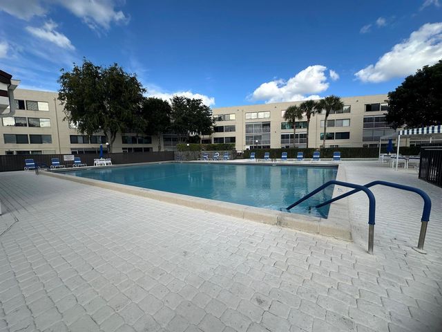 3138 Via Poinciana 317, Lake Worth, FL 33467