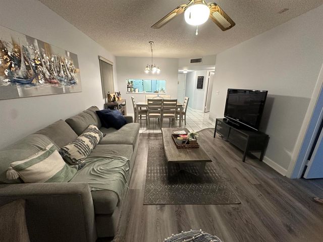 3138 Via Poinciana 317, Lake Worth, FL 33467