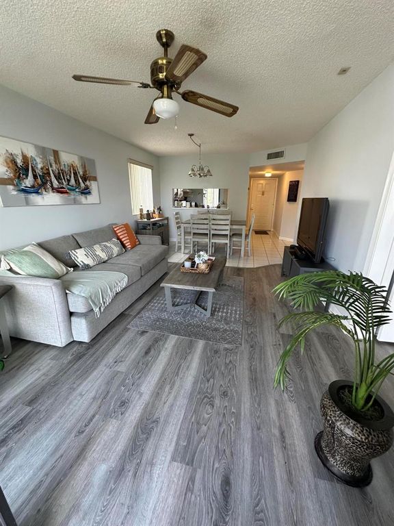 3138 Via Poinciana 317, Lake Worth, FL 33467