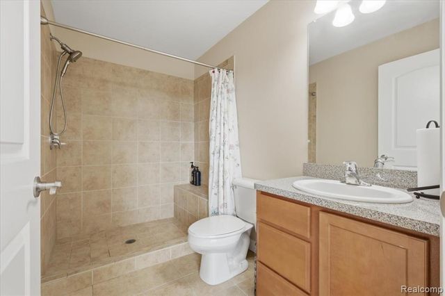 4810 E Stonegate Circle, Lake Orion, MI 48359
