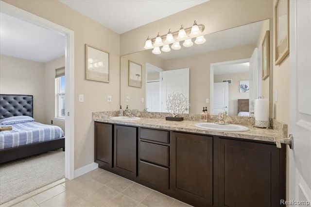 4810 E Stonegate Circle, Lake Orion, MI 48359
